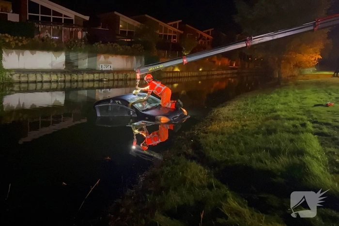 Voertuig te water in de nacht