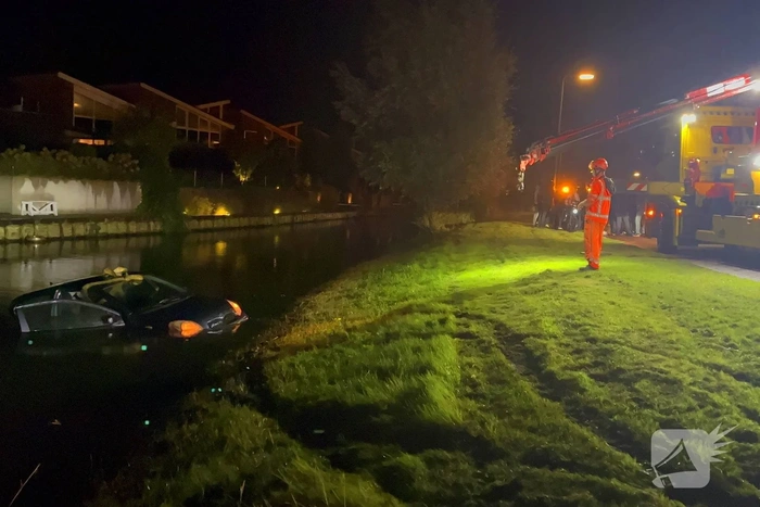 Voertuig te water in de nacht