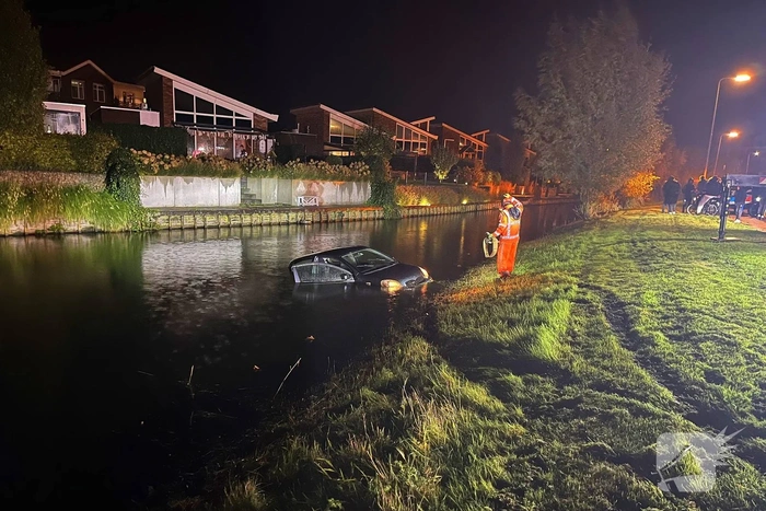 Voertuig te water in de nacht