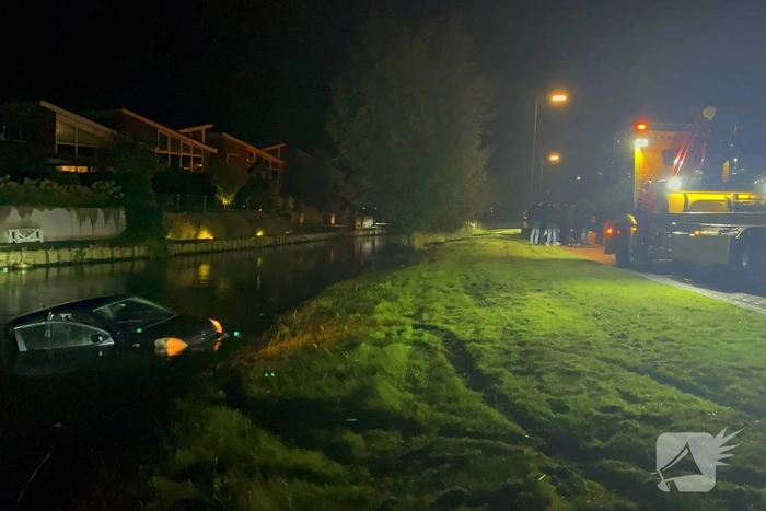 Voertuig te water in de nacht