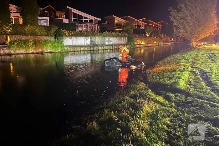 Voertuig te water in de nacht