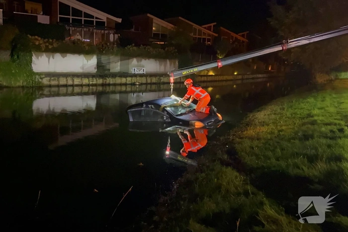 Voertuig te water in de nacht