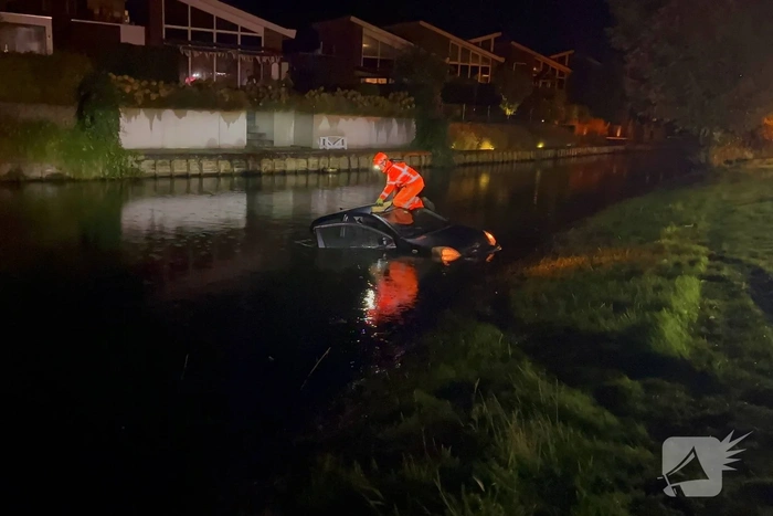 Voertuig te water in de nacht