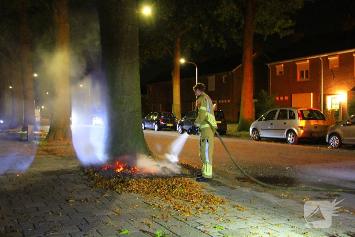Buitenbrand bij boom veroorzaakt veel rook