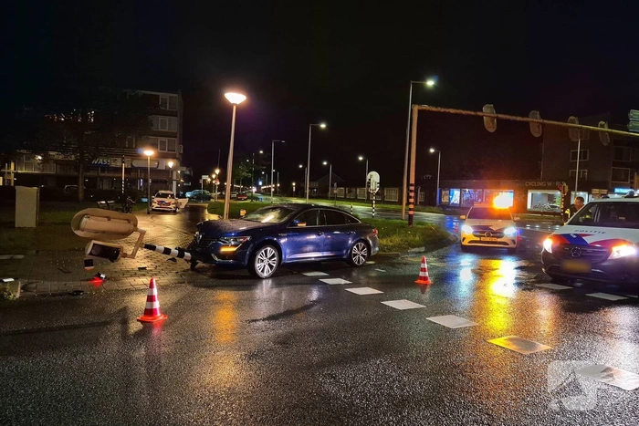 Verkeerslicht zwaar beschadigd door aanrijding, bestuurder aangehouden