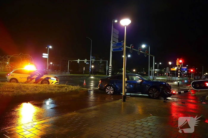 Verkeerslicht zwaar beschadigd door aanrijding, bestuurder aangehouden