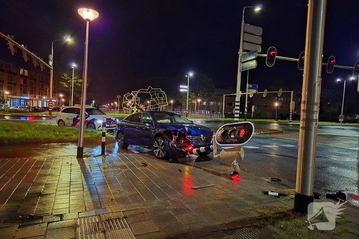 Verkeerslicht zwaar beschadigd door aanrijding, bestuurder aangehouden