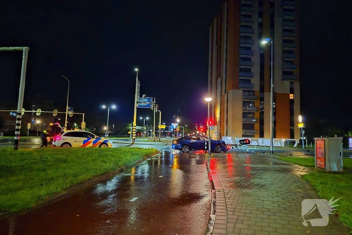 Verkeerslicht zwaar beschadigd door aanrijding, bestuurder aangehouden