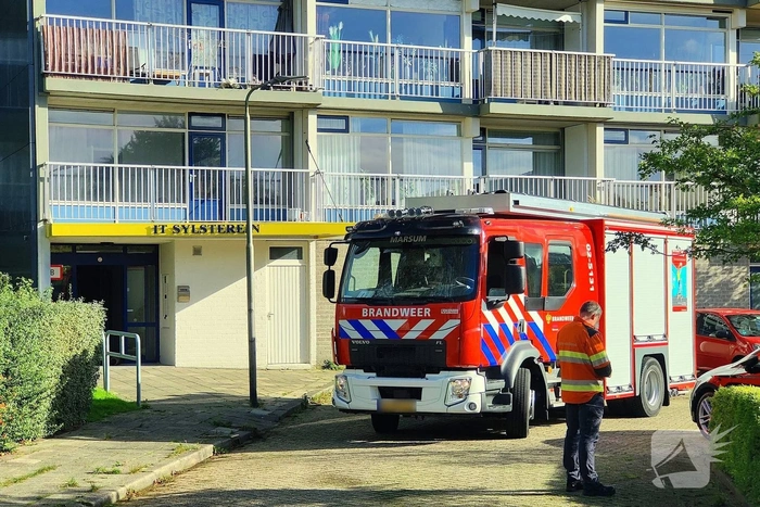 Brandweer verricht onderzoek bij flat