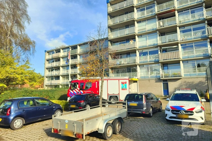 Brandweer verricht onderzoek bij flat