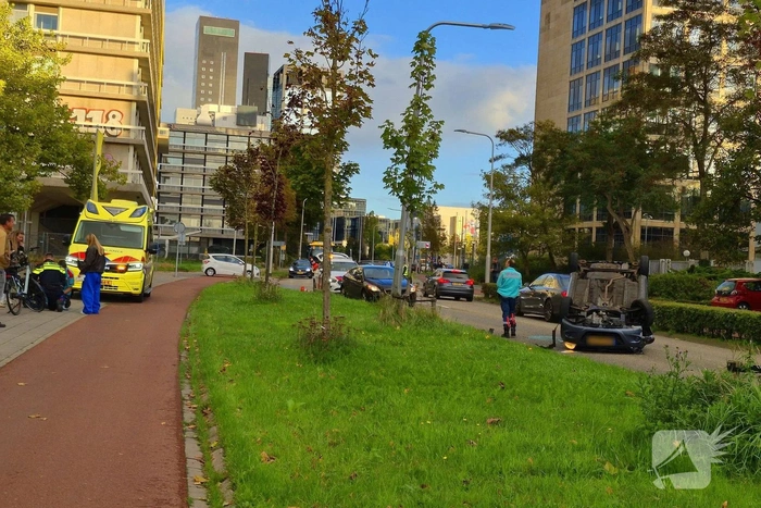 Automobilist raakt van de weg en komt op de kop tot stilstand