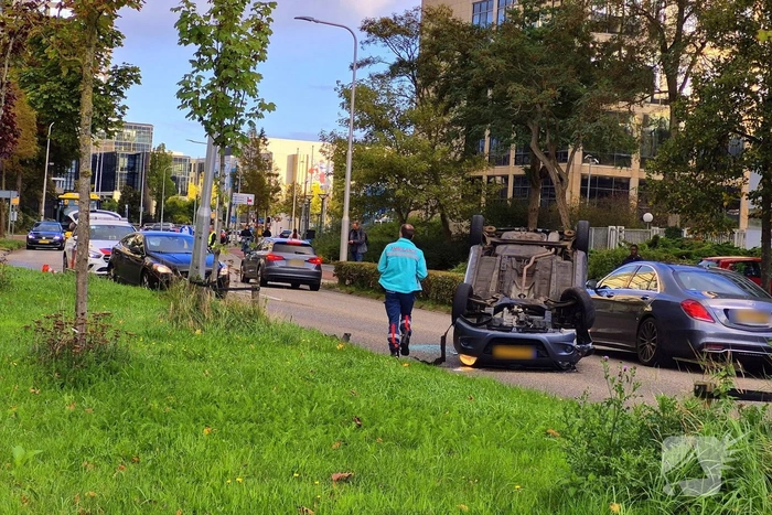 Automobilist raakt van de weg en komt op de kop tot stilstand