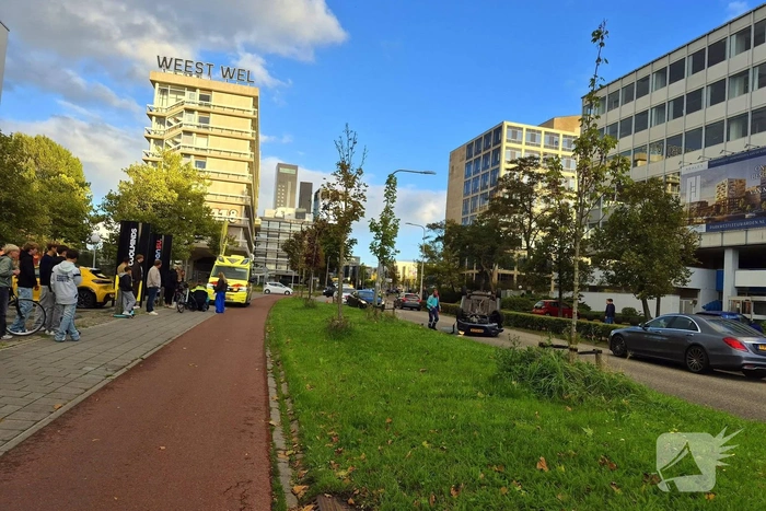Automobilist raakt van de weg en komt op de kop tot stilstand