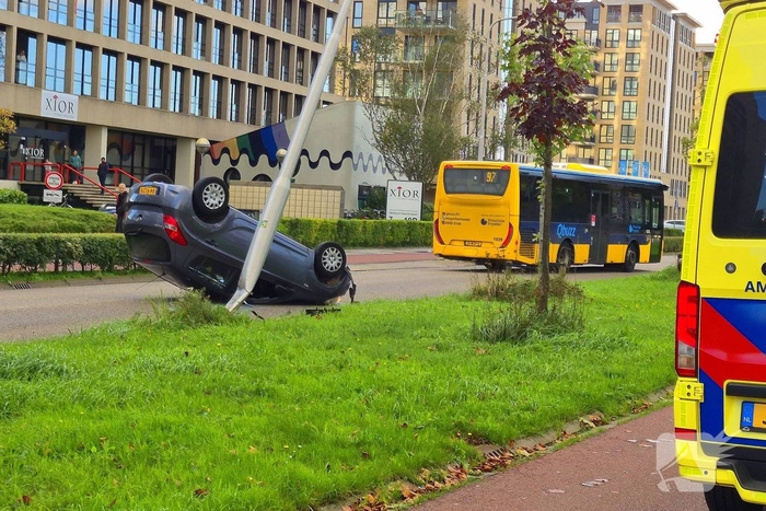 Automobilist raakt van de weg en komt op de kop tot stilstand