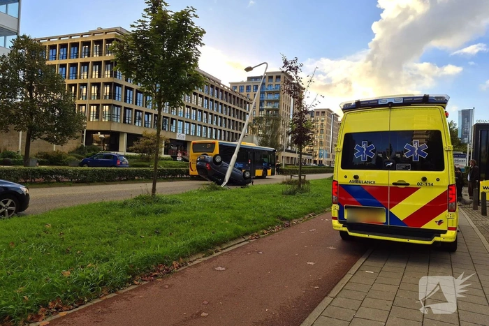 Automobilist raakt van de weg en komt op de kop tot stilstand