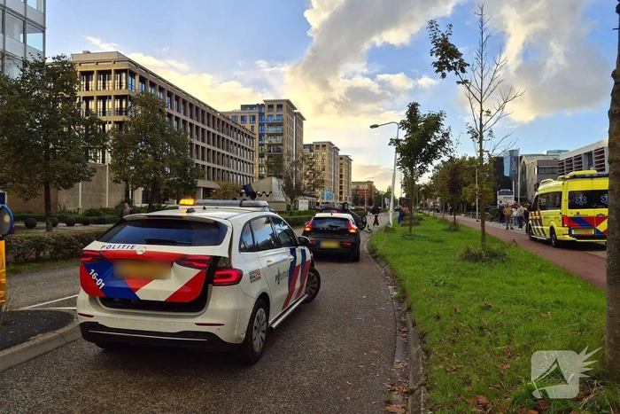 Automobilist raakt van de weg en komt op de kop tot stilstand
