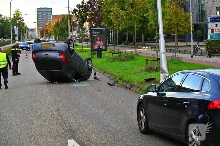 Automobilist raakt van de weg en komt op de kop tot stilstand