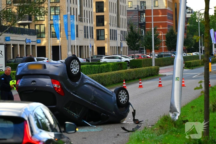 Automobilist raakt van de weg en komt op de kop tot stilstand