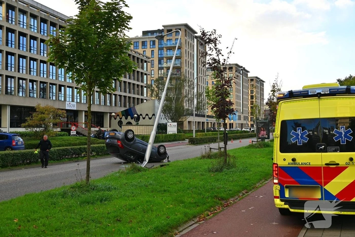 Automobilist raakt van de weg en komt op de kop tot stilstand