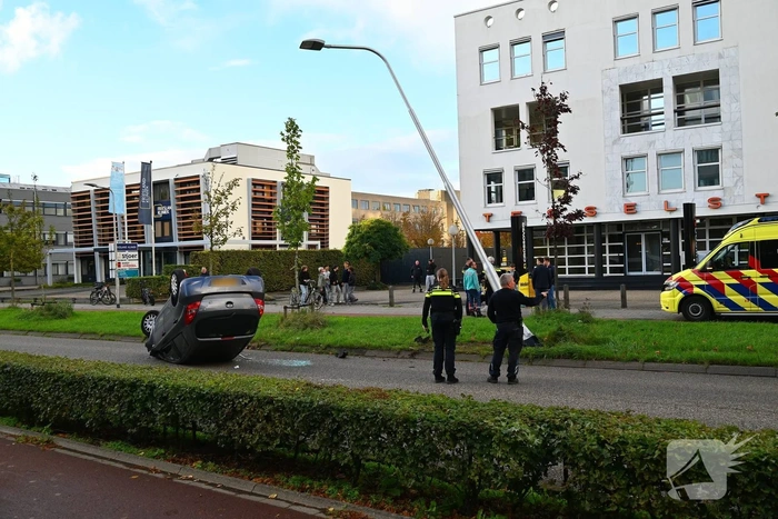 Automobilist raakt van de weg en komt op de kop tot stilstand