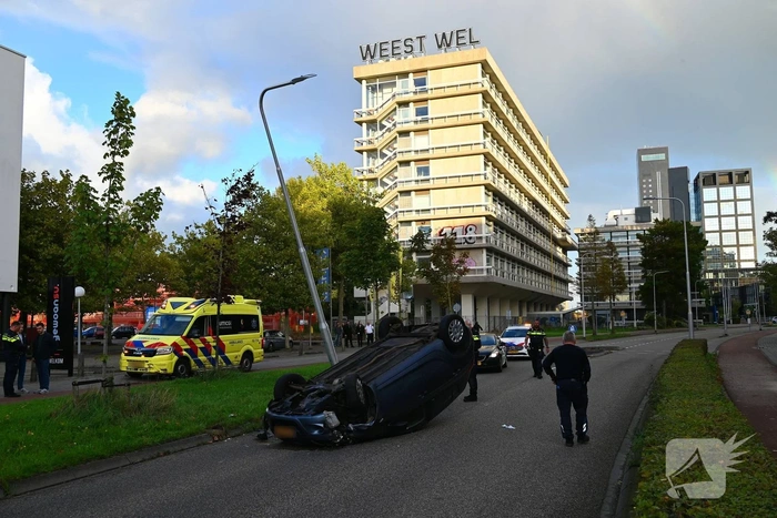 Automobilist raakt van de weg en komt op de kop tot stilstand
