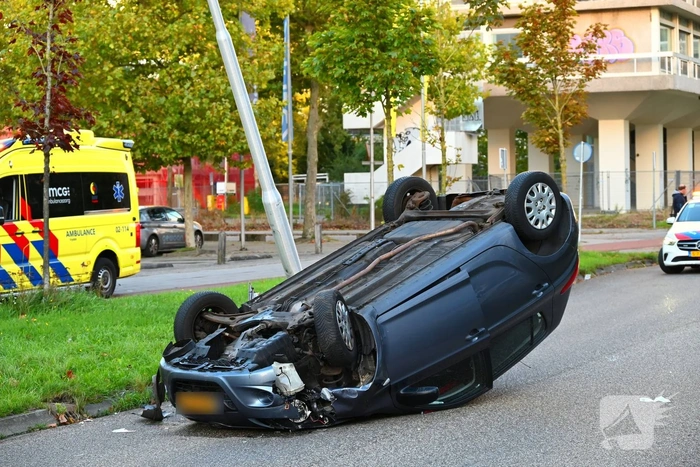 Automobilist raakt van de weg en komt op de kop tot stilstand