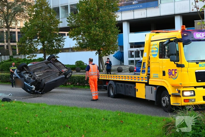 Automobilist raakt van de weg en komt op de kop tot stilstand
