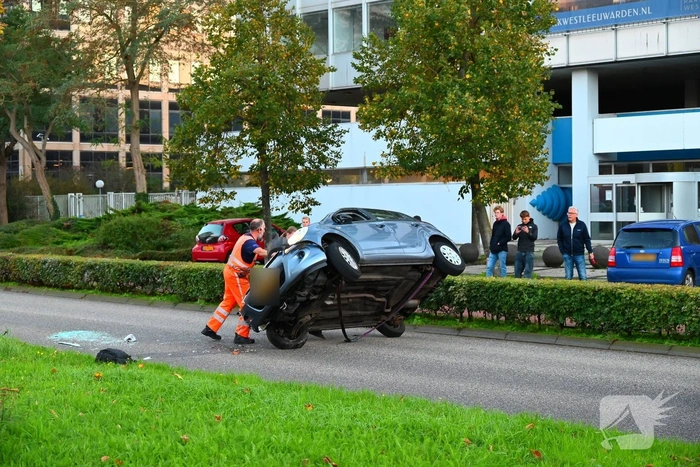 Automobilist raakt van de weg en komt op de kop tot stilstand