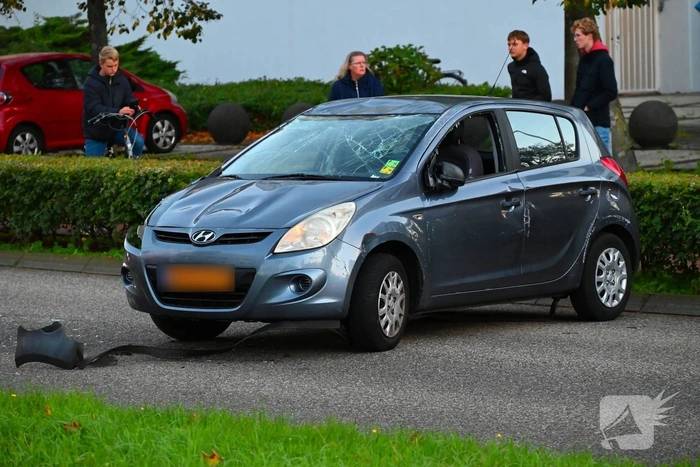 Automobilist raakt van de weg en komt op de kop tot stilstand