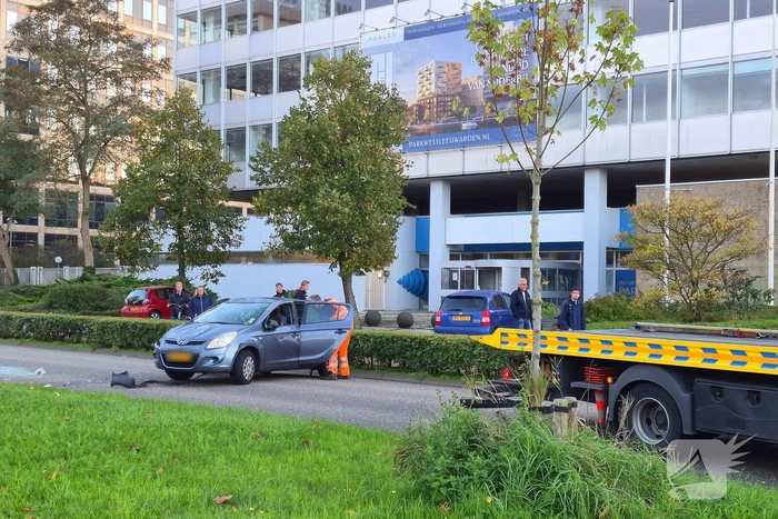 Automobilist raakt van de weg en komt op de kop tot stilstand