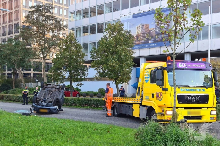 Automobilist raakt van de weg en komt op de kop tot stilstand