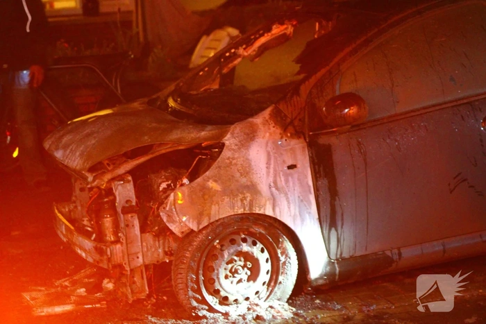 Brandweer blust autobrand en keert terug voor nacontrole