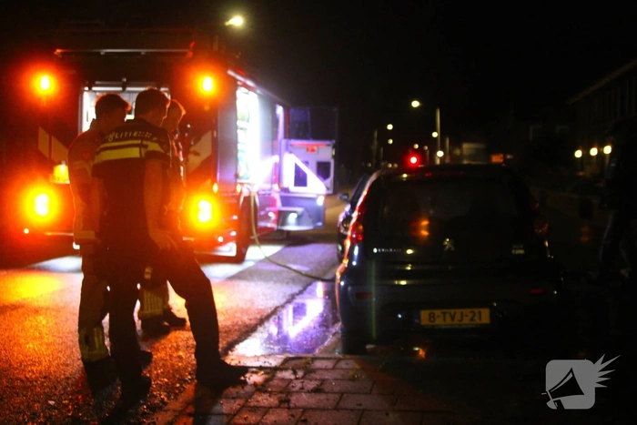 Brandweer blust autobrand en keert terug voor nacontrole