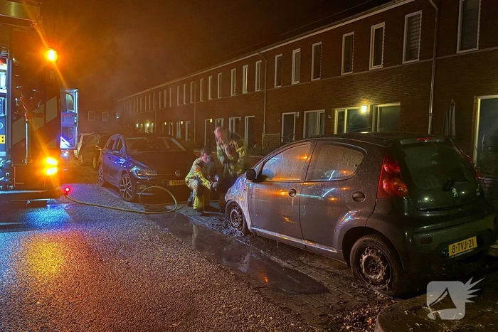 Brandweer blust autobrand en keert terug voor nacontrole
