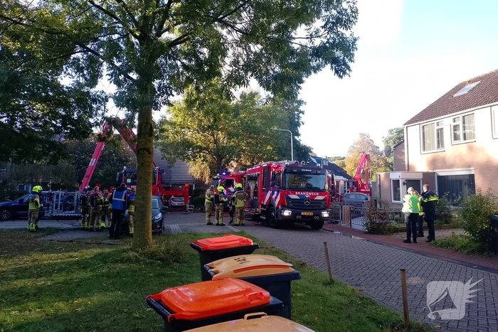 Grote brand op dak van woning, NL-Alert verstuurd