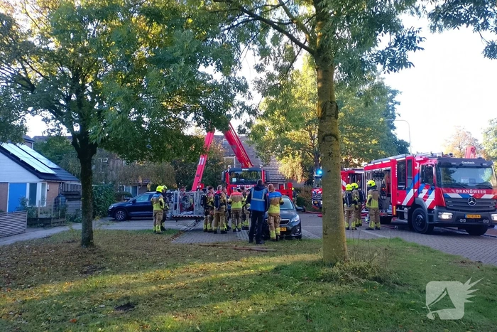 Grote brand op dak van woning, NL-Alert verstuurd
