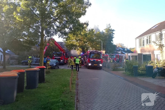 Grote brand op dak van woning, NL-Alert verstuurd