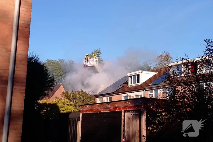 Grote brand op dak van woning, NL-Alert verstuurd