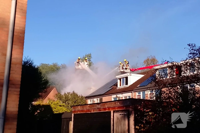 Grote brand op dak van woning, NL-Alert verstuurd