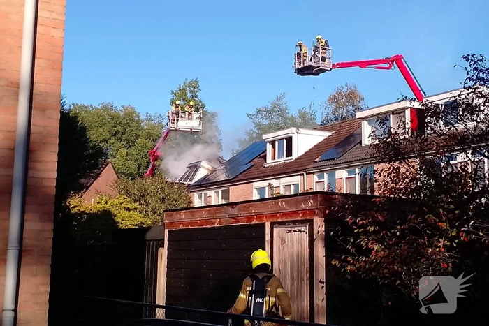 Grote brand op dak van woning, NL-Alert verstuurd