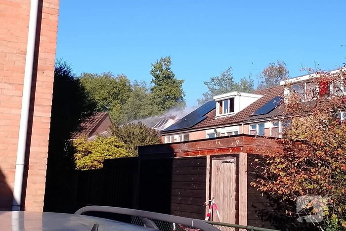 Overleden persoon aangetroffen bij zeer grote woningbrand