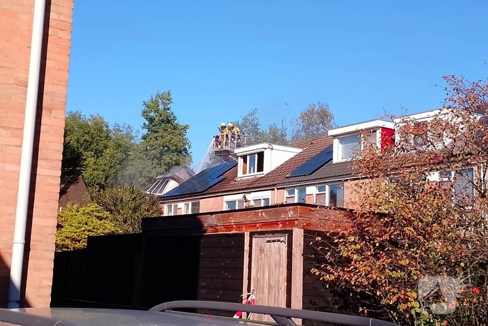 Overleden persoon aangetroffen bij zeer grote woningbrand
