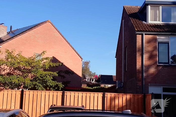 Overleden persoon aangetroffen bij zeer grote woningbrand