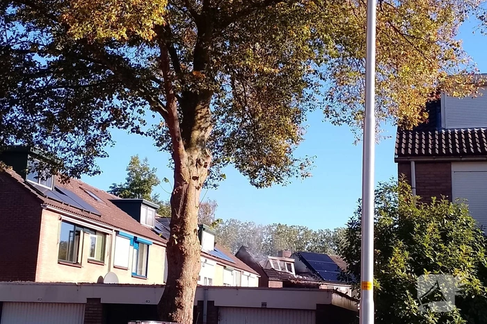 Overleden persoon aangetroffen bij zeer grote woningbrand