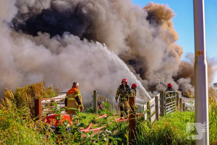 Zeer grote brand in loods vol meubels