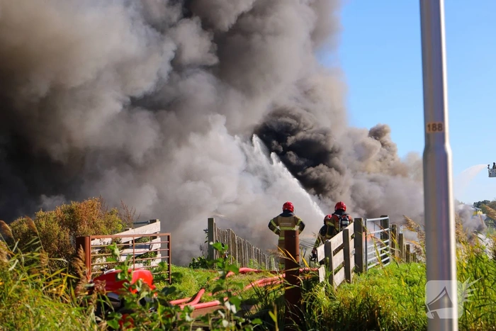 Zeer grote brand in loods vol meubels
