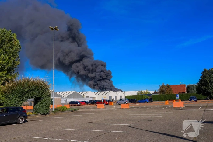 Zeer grote brand in loods vol meubels