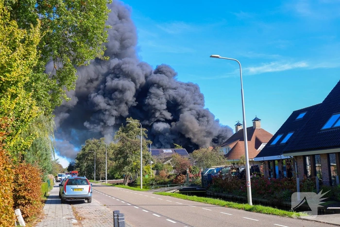 Zeer grote brand in loods vol meubels