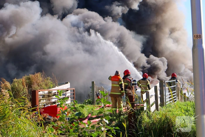 Zeer grote brand in loods vol meubels