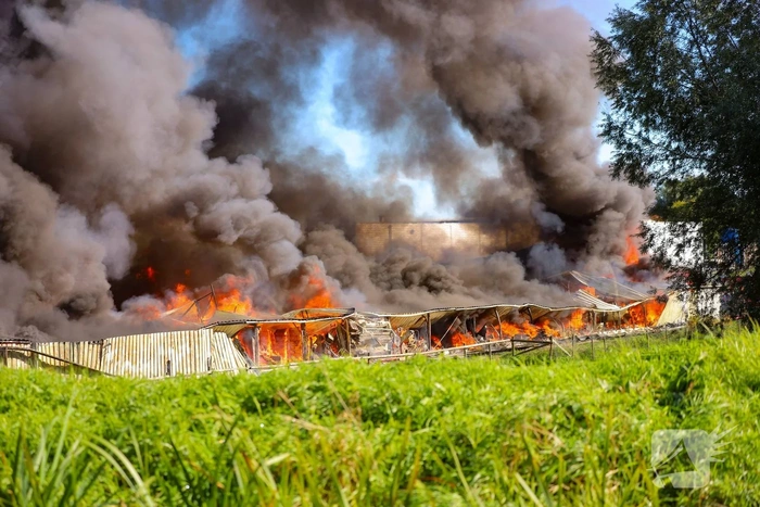 Zeer grote brand in loods vol meubels